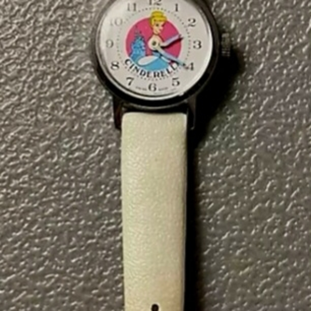 Disney Silver and White Smartwatch with Cinderella Design - Picture 5 of 5